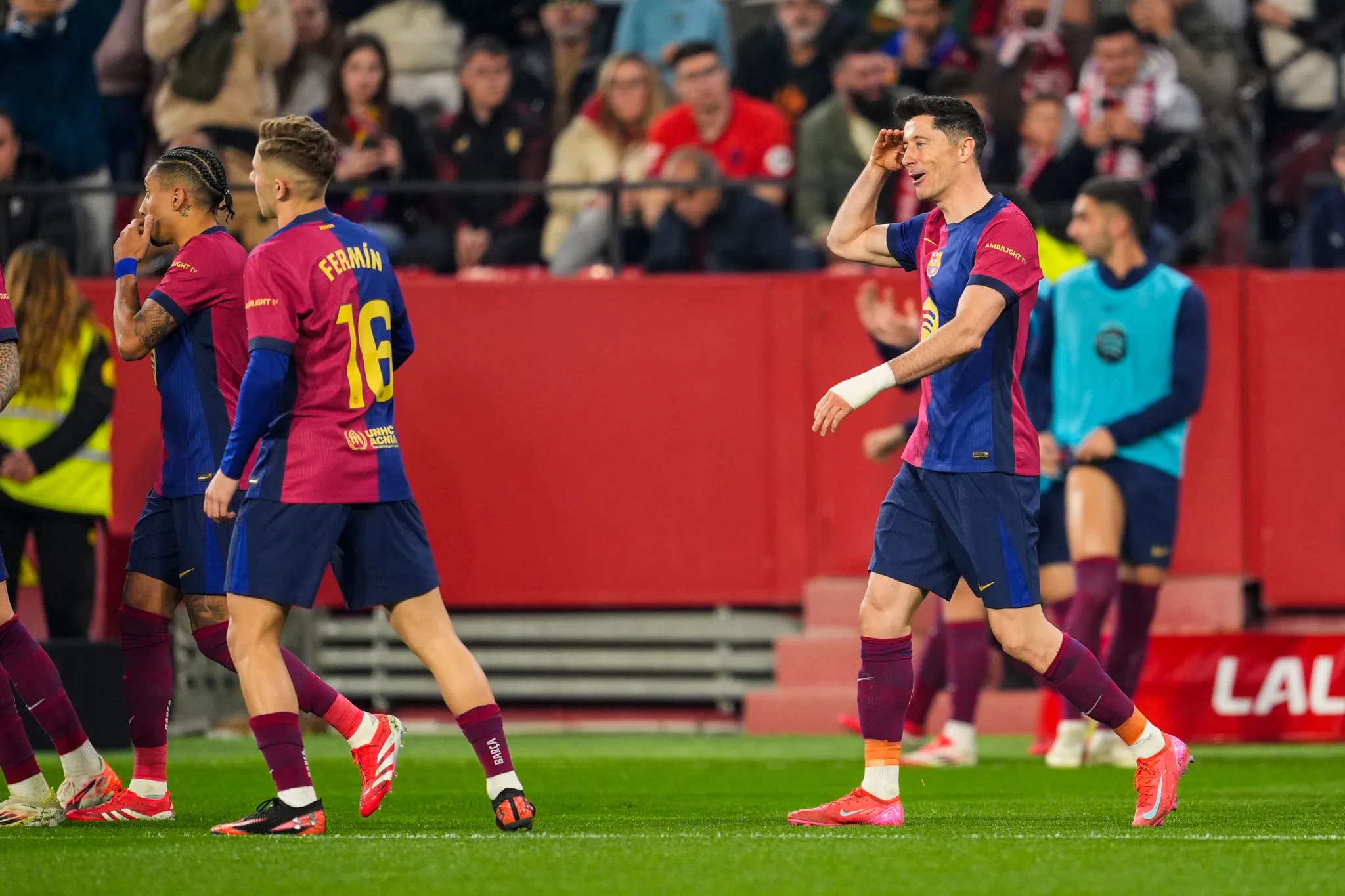 爱游戏游戏平台 莱万多夫斯基回归赛场，赛况扑朔迷离首场状态亮眼，澳大利亚队观众沸腾！